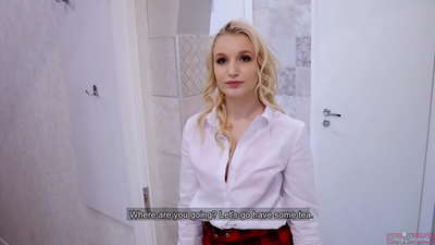 કોલેજિયન યુવતી તેના બોયફ્રેન્ડ સાથે તેના મિત્ર સાથે છેતરપિંડી કરે છે POV અને તેના pussy અંદર કમ!